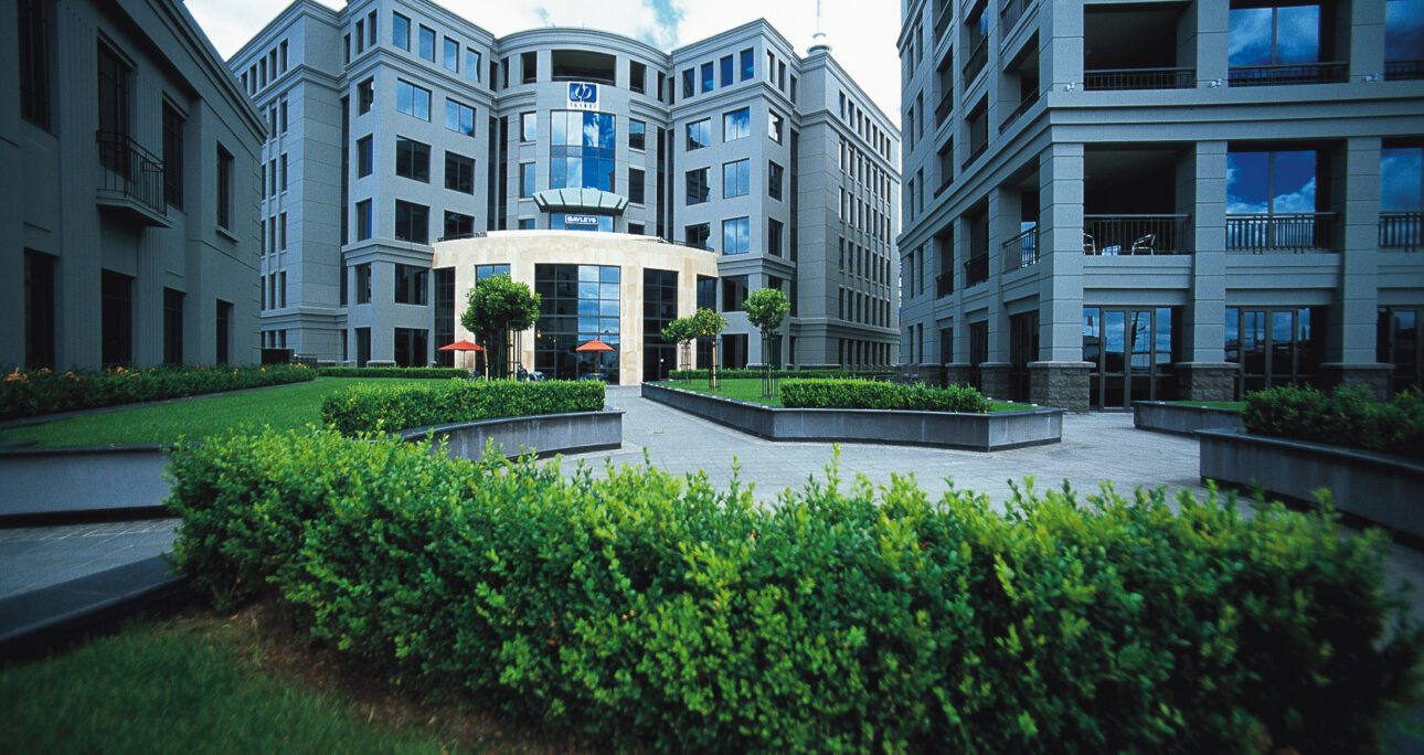 Compaq, Bayleys sign up